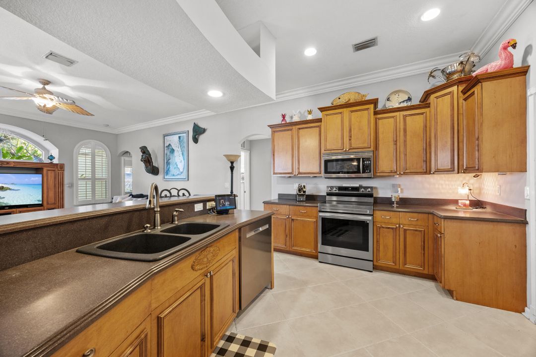 For Sale: $585,000 (4 beds, 2 baths, 2493 Square Feet)