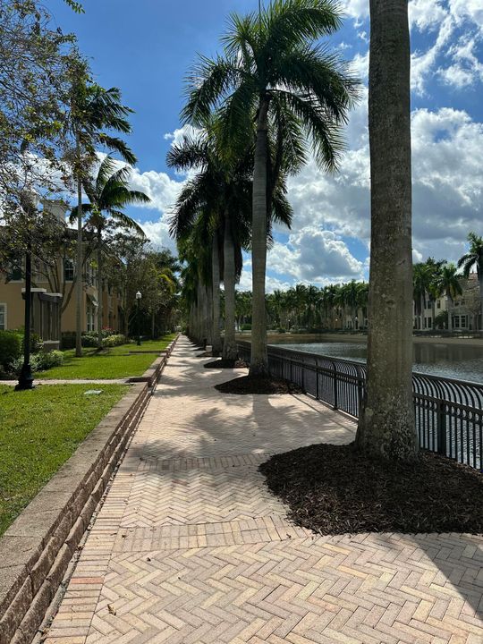 合同活跃: $799,000 (4 贝兹, 3 浴室, 2544 平方英尺)