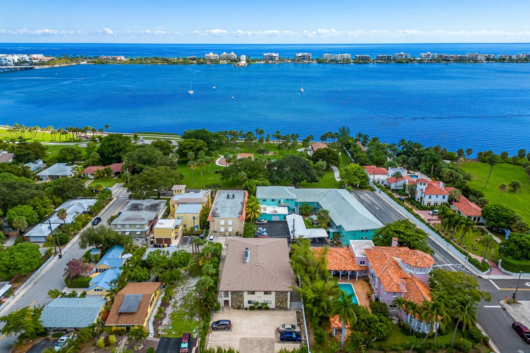 For Sale: $349,994 (2 beds, 2 baths, 1233 Square Feet)