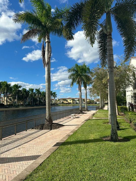 合同活跃: $799,000 (4 贝兹, 3 浴室, 2544 平方英尺)