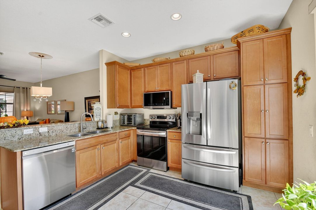 For Sale: $407,000 (3 beds, 3 baths, 1399 Square Feet)