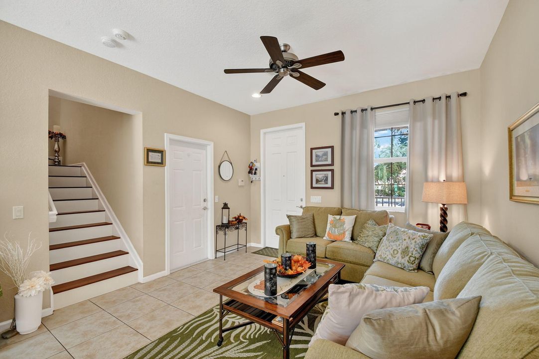 For Sale: $407,000 (3 beds, 3 baths, 1399 Square Feet)