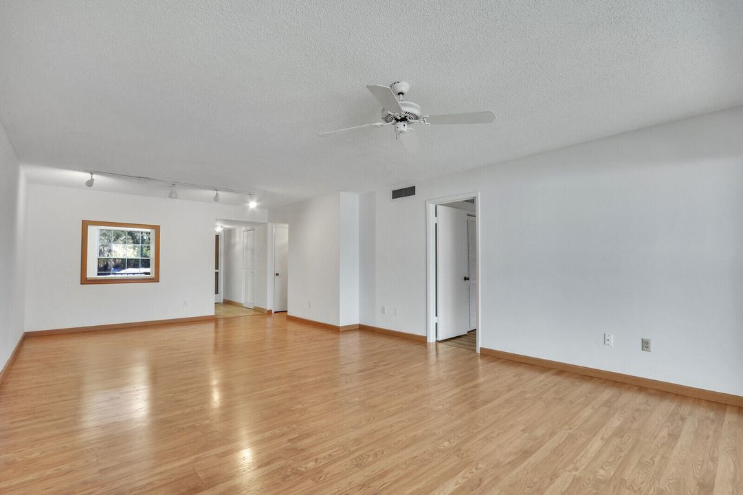 待售: $190,000 (2 贝兹, 2 浴室, 1191 平方英尺)