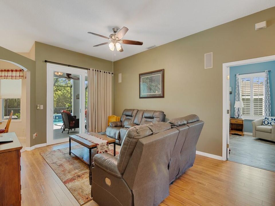 En Venta: $599,000 (4 camas, 3 baños, 2336 Pies cuadrados)