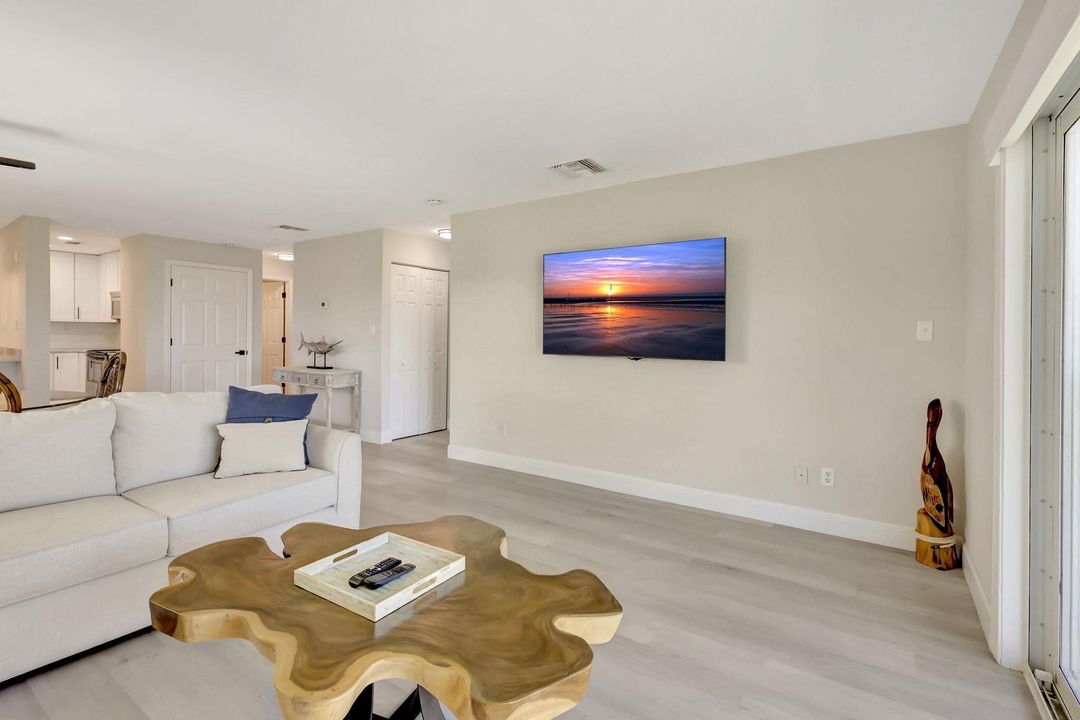 For Sale: $449,000 (2 beds, 2 baths, 1120 Square Feet)