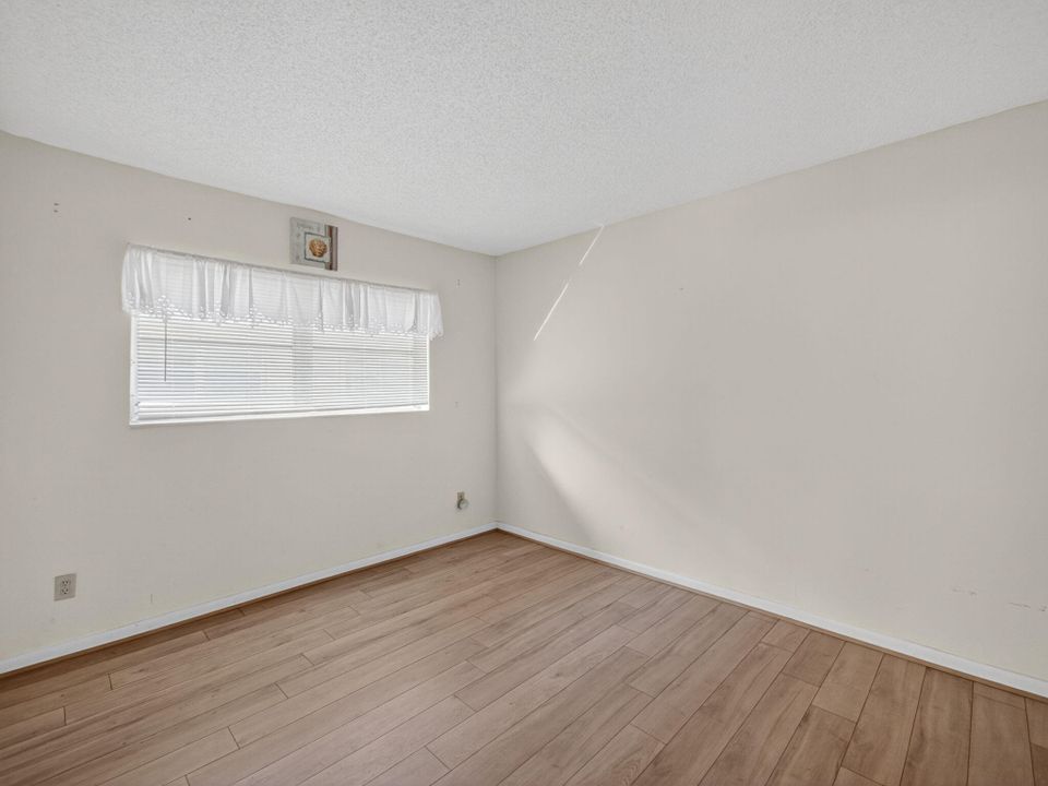 На продажу: $129,900 (2 спален, 2 ванн, 891 Квадратных фут)