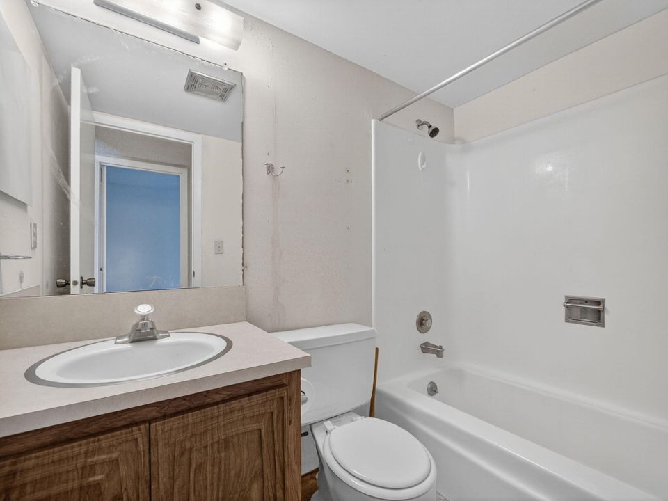 На продажу: $129,900 (2 спален, 2 ванн, 891 Квадратных фут)