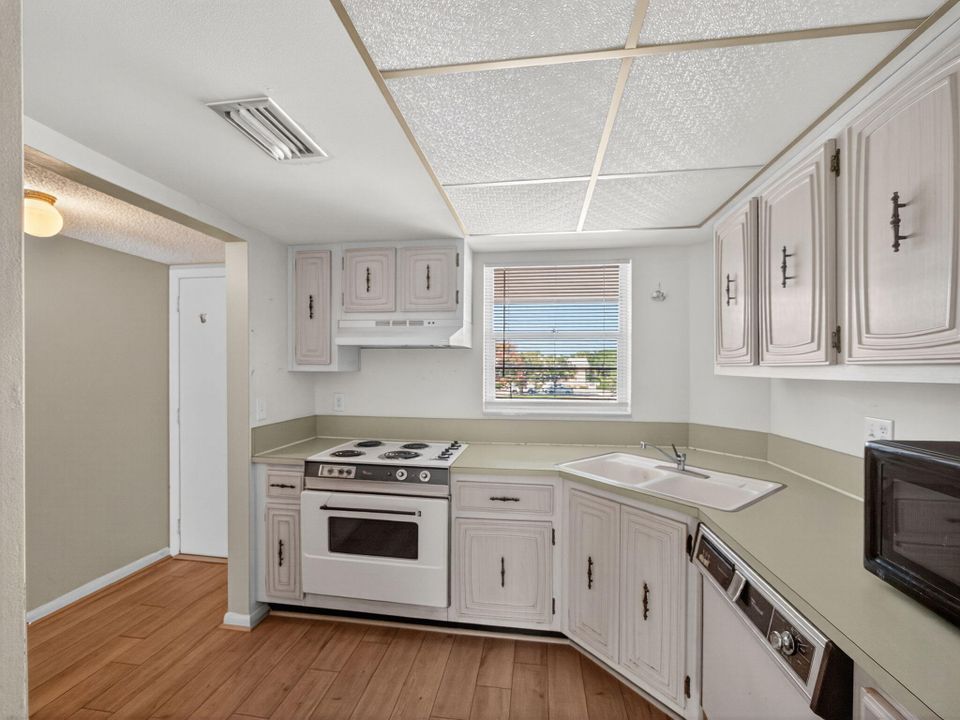 На продажу: $129,900 (2 спален, 2 ванн, 891 Квадратных фут)