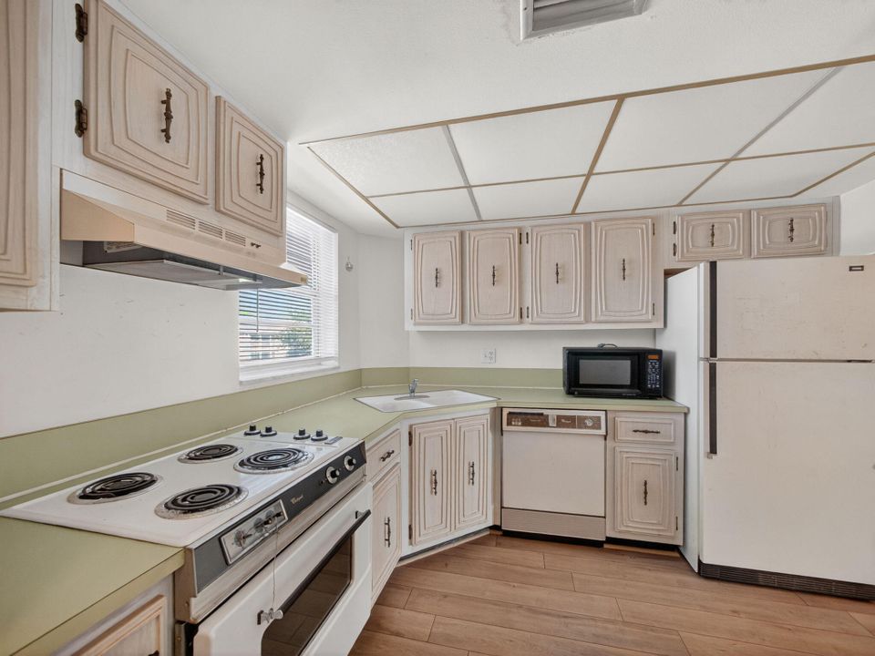 На продажу: $129,900 (2 спален, 2 ванн, 891 Квадратных фут)