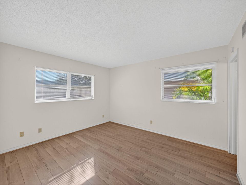 На продажу: $129,900 (2 спален, 2 ванн, 891 Квадратных фут)