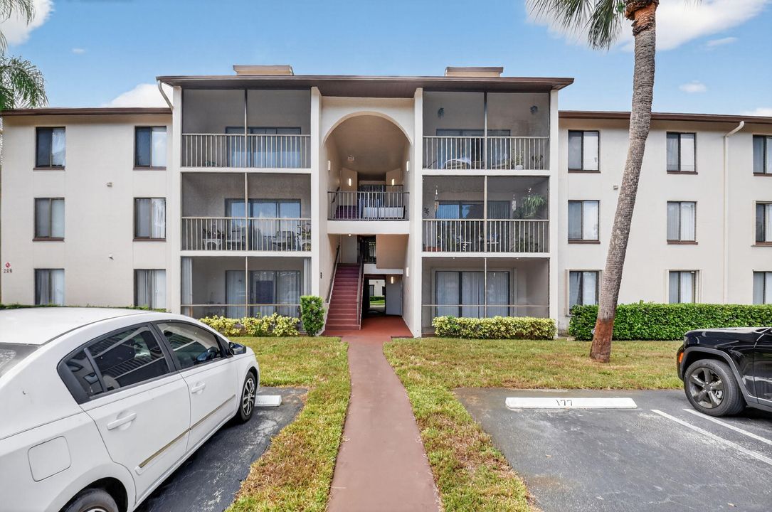 For Sale: $283,999 (2 beds, 2 baths, 1005 Square Feet)