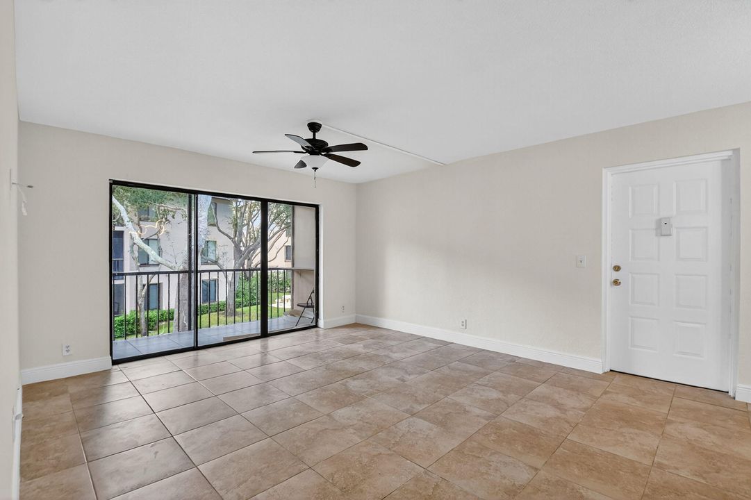 For Sale: $283,999 (2 beds, 2 baths, 1005 Square Feet)