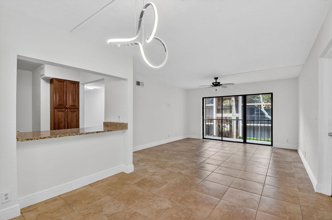 For Sale: $283,999 (2 beds, 2 baths, 1005 Square Feet)
