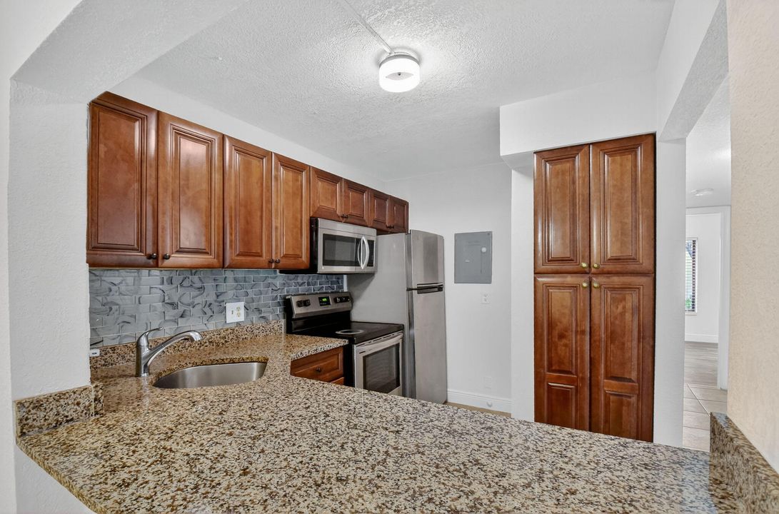 For Sale: $283,999 (2 beds, 2 baths, 1005 Square Feet)