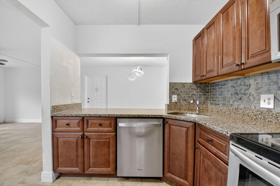 For Sale: $283,999 (2 beds, 2 baths, 1005 Square Feet)