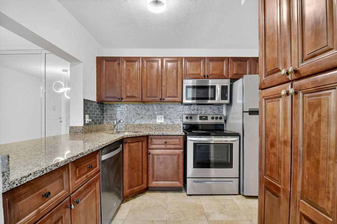 For Sale: $283,999 (2 beds, 2 baths, 1005 Square Feet)