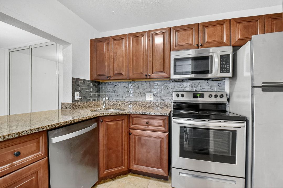 For Sale: $283,999 (2 beds, 2 baths, 1005 Square Feet)