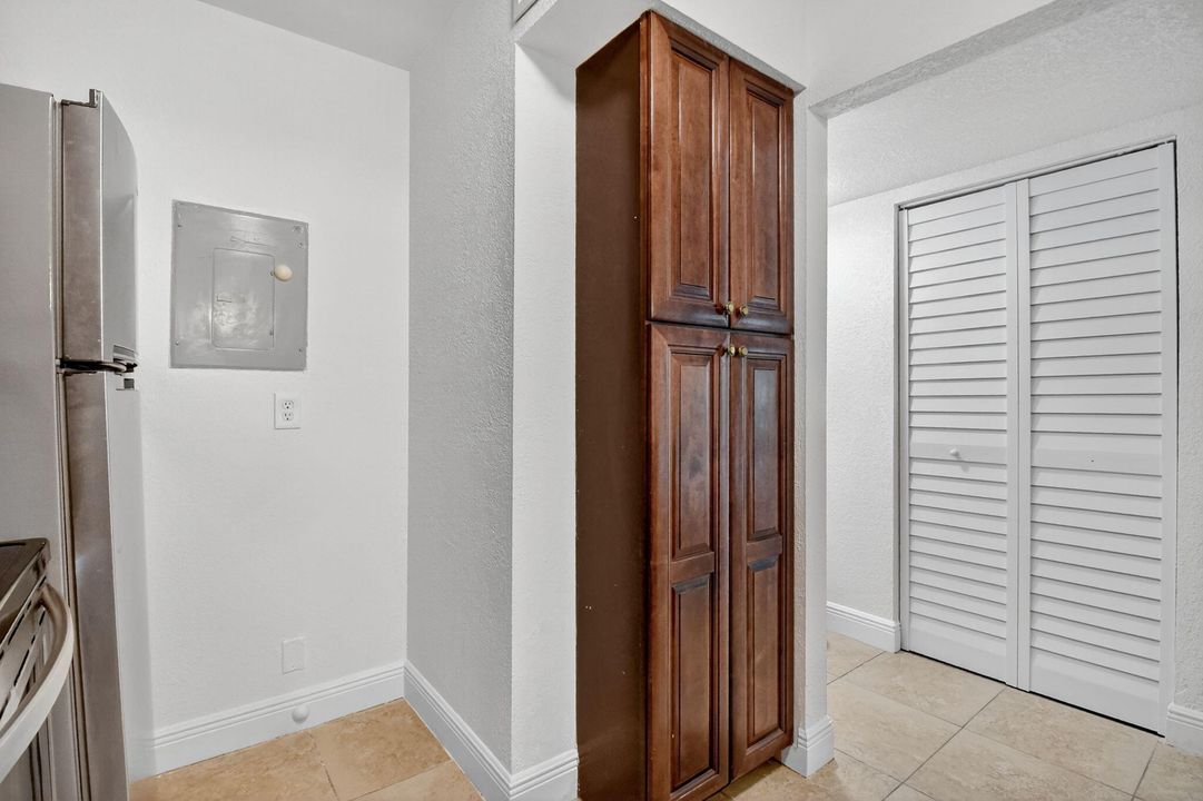 For Sale: $283,999 (2 beds, 2 baths, 1005 Square Feet)