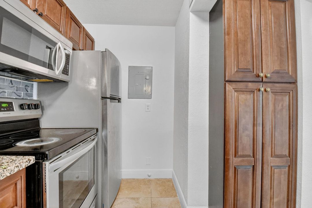 For Sale: $283,999 (2 beds, 2 baths, 1005 Square Feet)