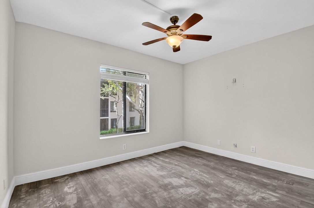 For Sale: $283,999 (2 beds, 2 baths, 1005 Square Feet)