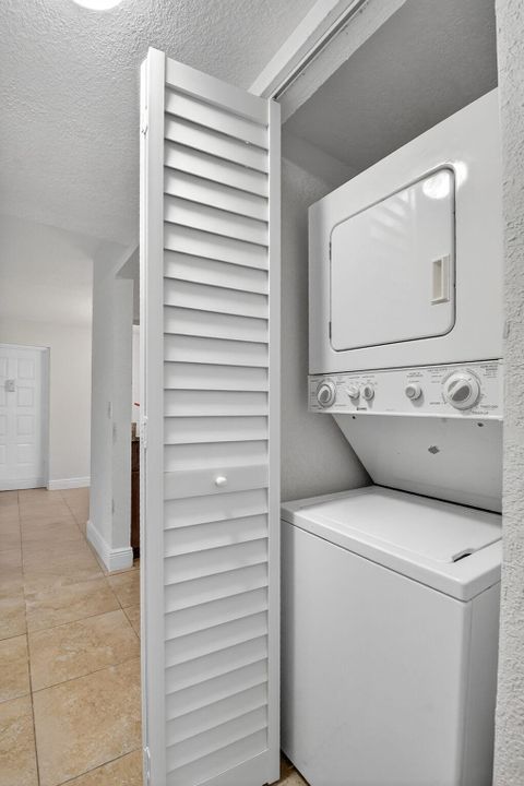 For Sale: $283,999 (2 beds, 2 baths, 1005 Square Feet)