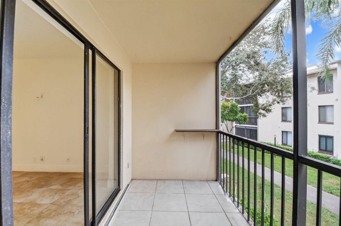 For Sale: $283,999 (2 beds, 2 baths, 1005 Square Feet)