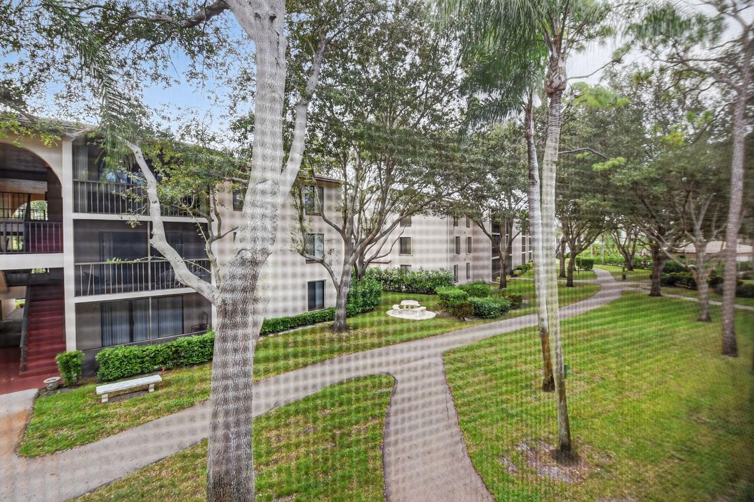 For Sale: $283,999 (2 beds, 2 baths, 1005 Square Feet)