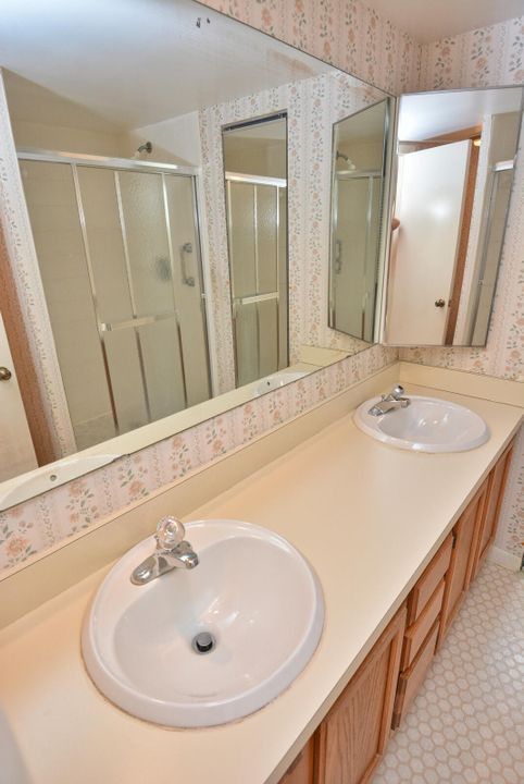 Под контрактом: $239,000 (2 спален, 2 ванн, 1288 Квадратных фут)