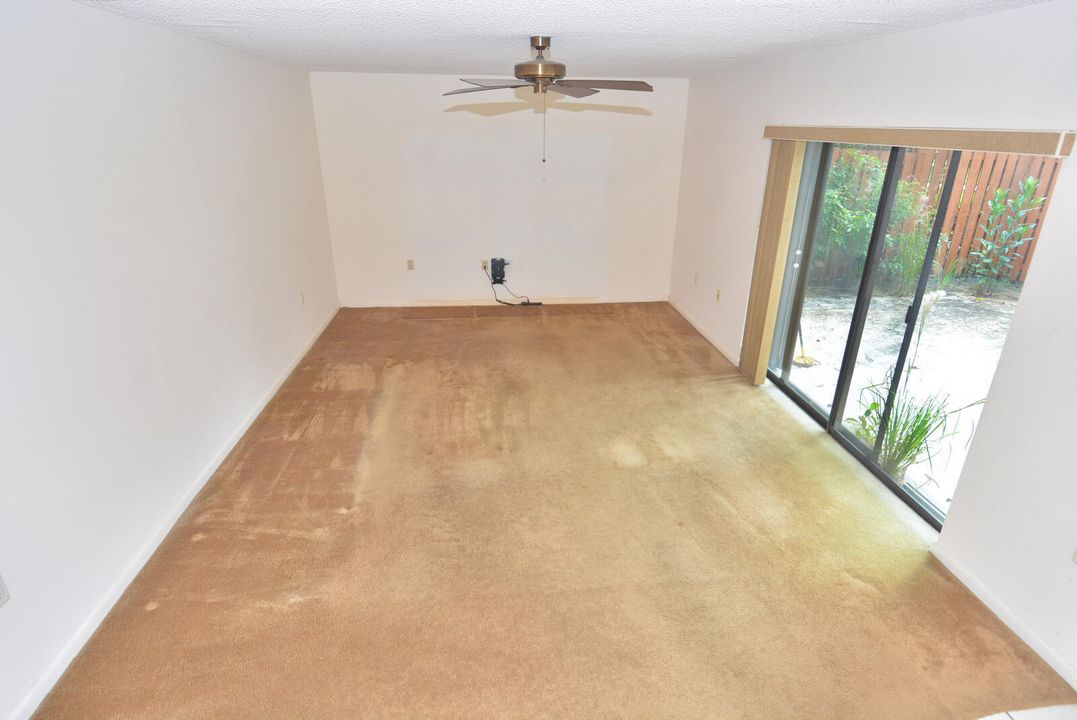 Под контрактом: $239,000 (2 спален, 2 ванн, 1288 Квадратных фут)