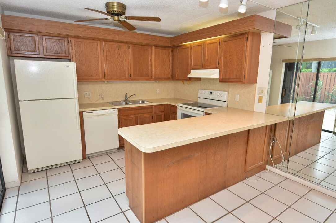 Под контрактом: $239,000 (2 спален, 2 ванн, 1288 Квадратных фут)