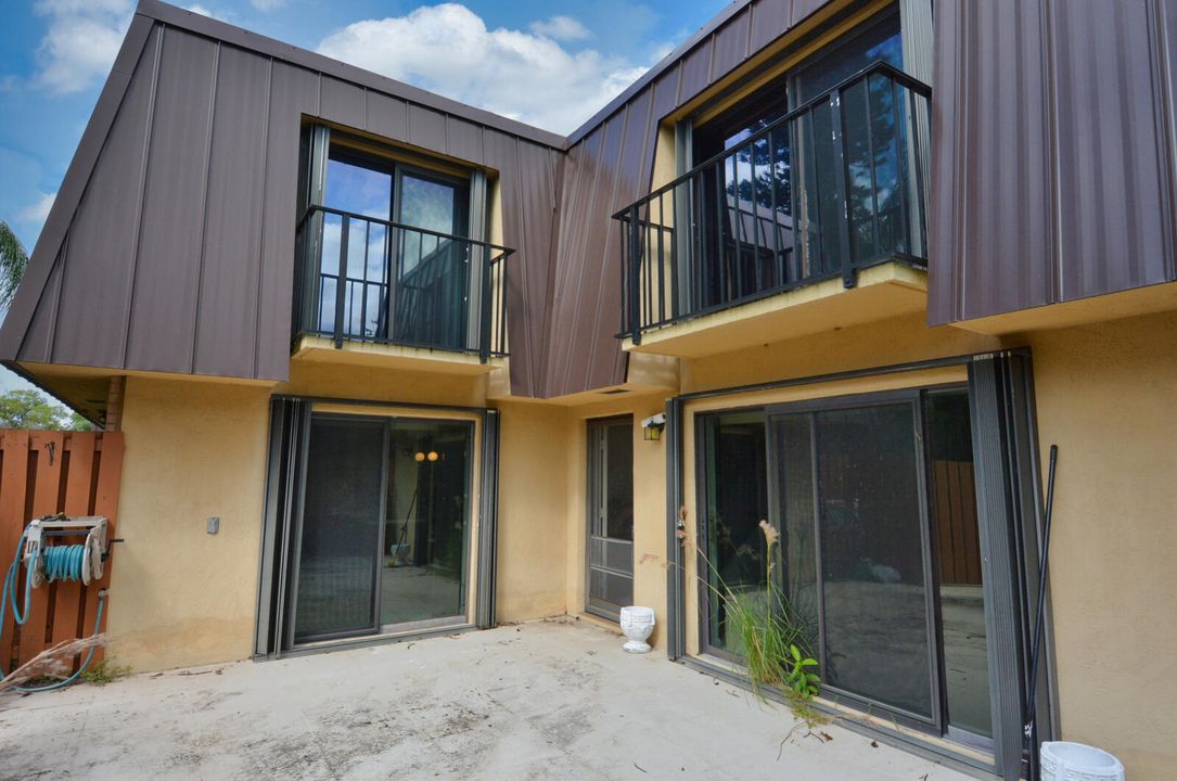 Под контрактом: $239,000 (2 спален, 2 ванн, 1288 Квадратных фут)