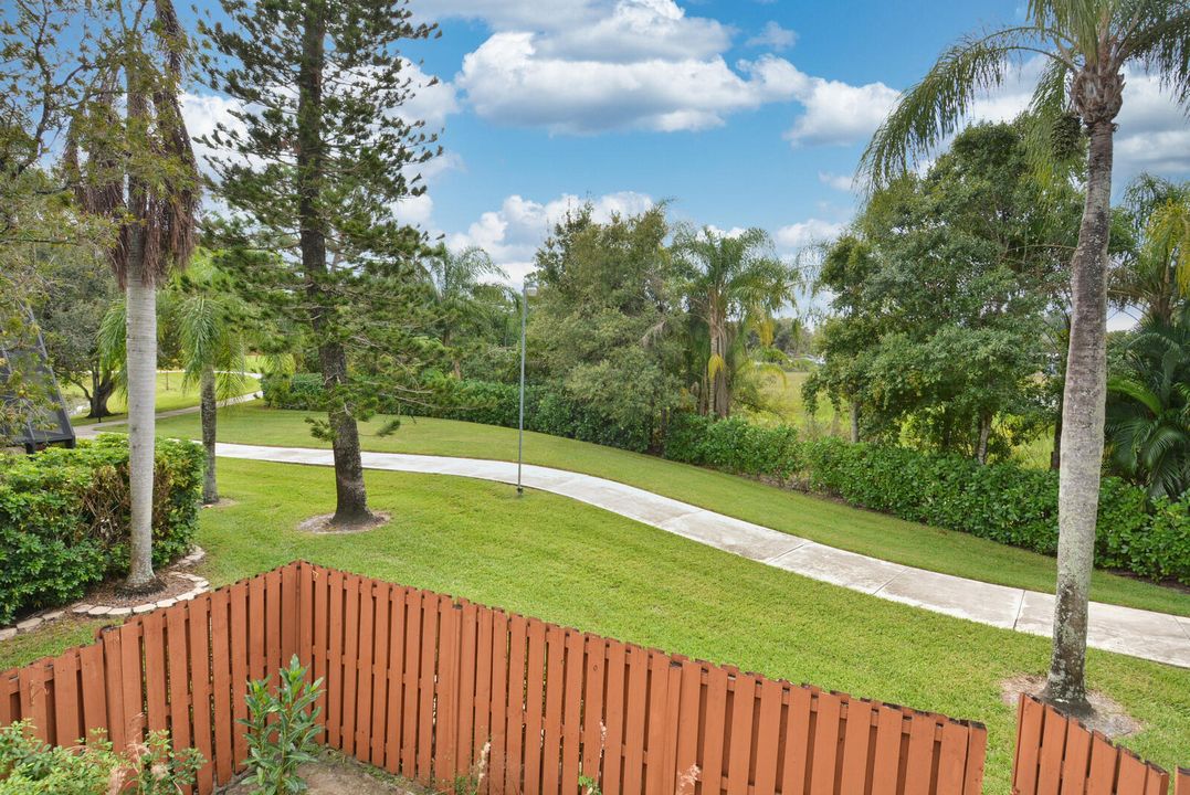 Под контрактом: $239,000 (2 спален, 2 ванн, 1288 Квадратных фут)