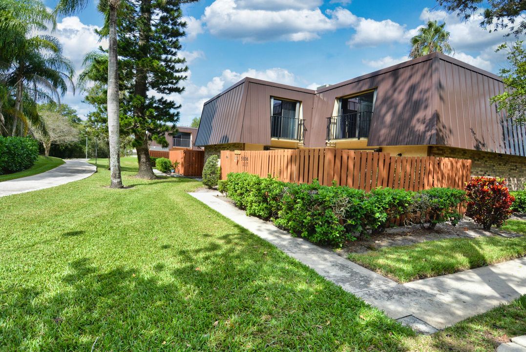 Под контрактом: $239,000 (2 спален, 2 ванн, 1288 Квадратных фут)