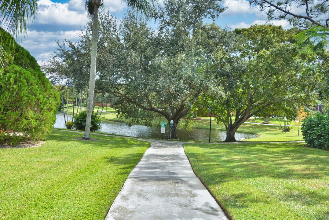 Под контрактом: $239,000 (2 спален, 2 ванн, 1288 Квадратных фут)