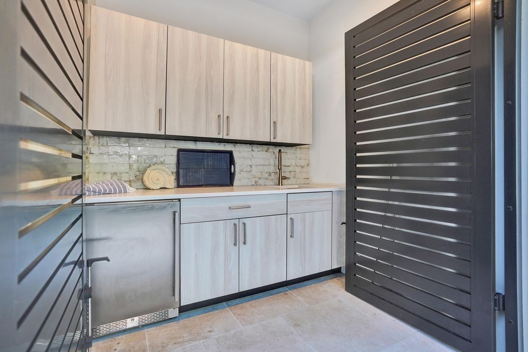 For Sale: $2,549,000 (3 beds, 3 baths, 1978 Square Feet)