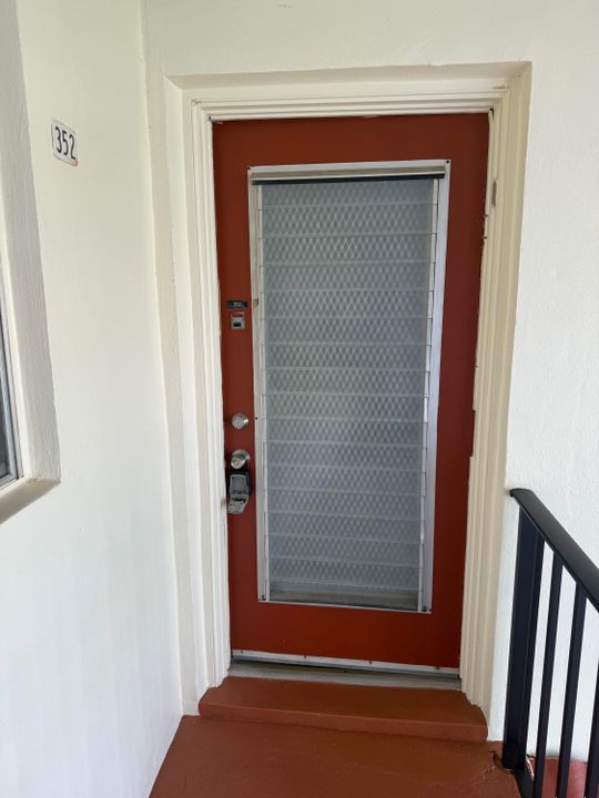 For Sale: $117,500 (1 beds, 1 baths, 812 Square Feet)