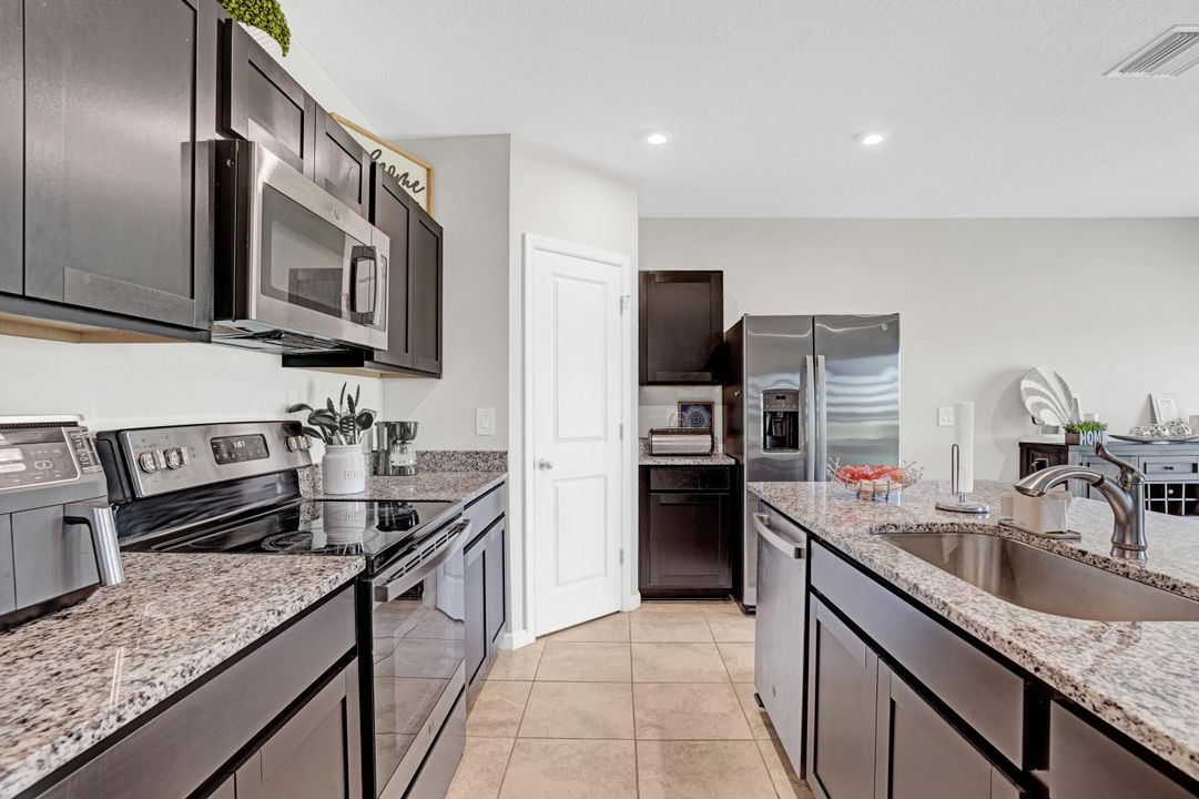 На продажу: $349,000 (3 спален, 2 ванн, 1715 Квадратных фут)