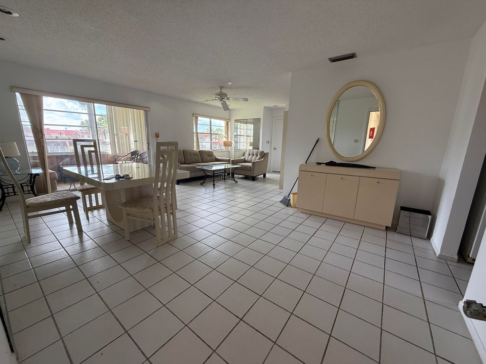 For Sale: $117,500 (1 beds, 1 baths, 812 Square Feet)