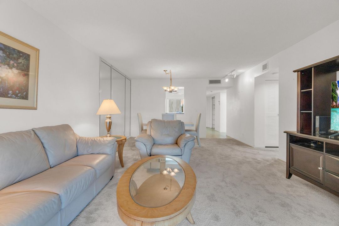 For Sale: $139,000 (2 beds, 2 baths, 1070 Square Feet)