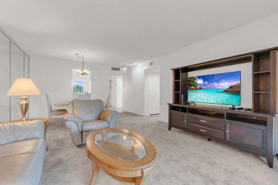 For Sale: $139,000 (2 beds, 2 baths, 1070 Square Feet)