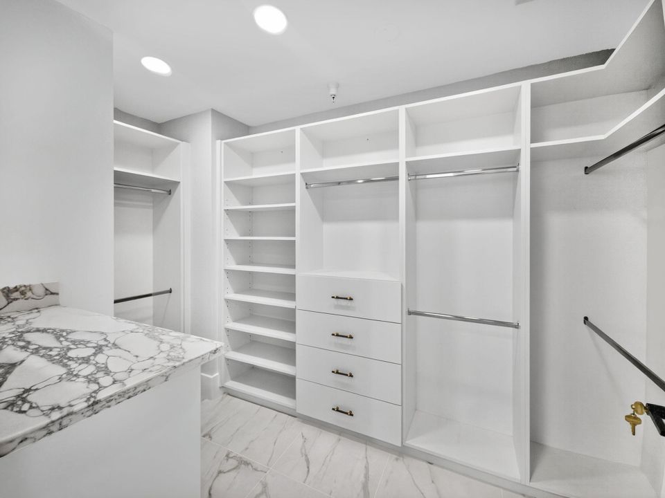 For Sale: $3,350,000 (3 beds, 5 baths, 3483 Square Feet)