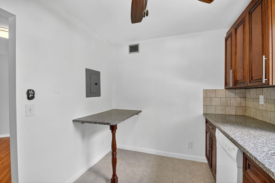 For Sale: $169,900 (2 beds, 2 baths, 1100 Square Feet)