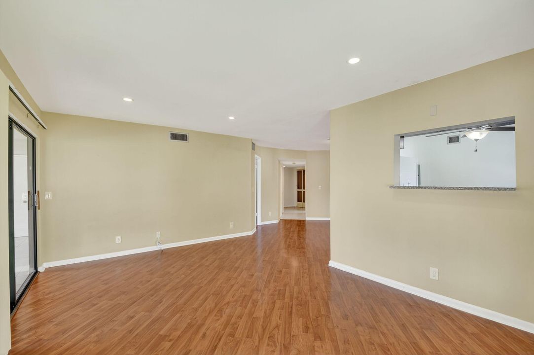 For Sale: $169,900 (2 beds, 2 baths, 1100 Square Feet)