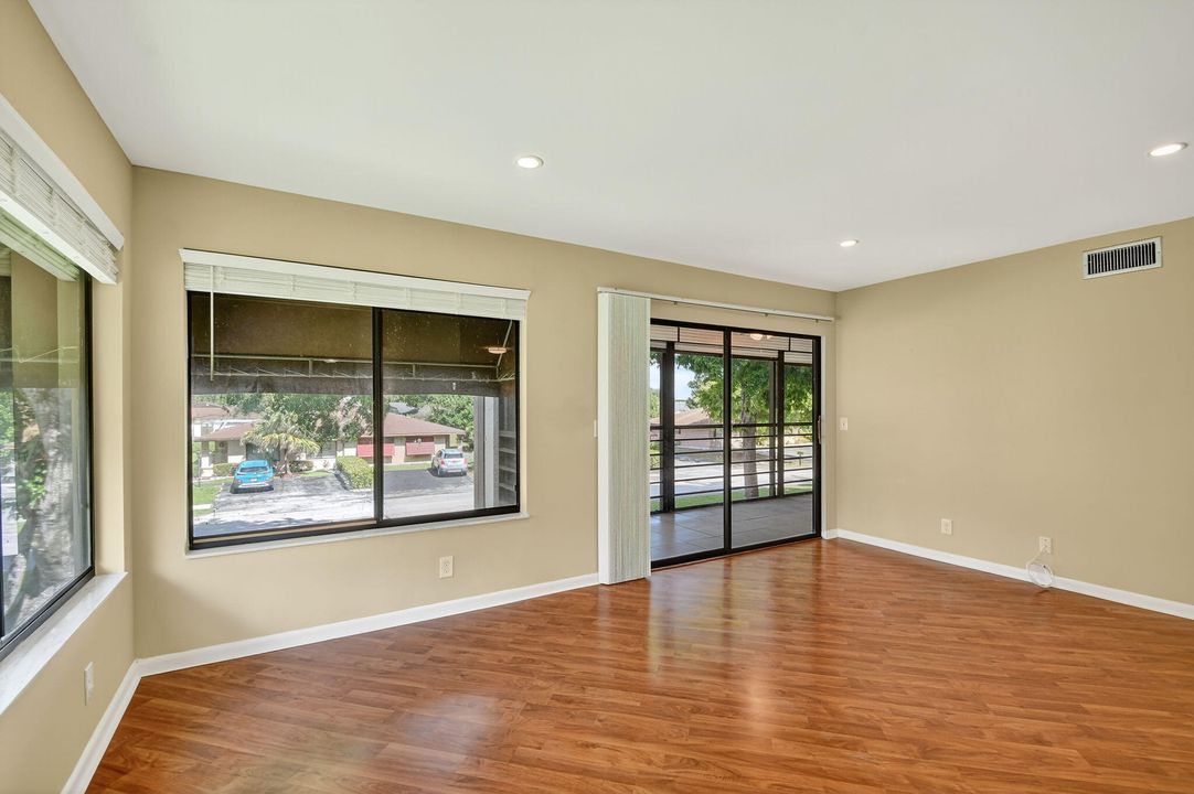 For Sale: $169,900 (2 beds, 2 baths, 1100 Square Feet)