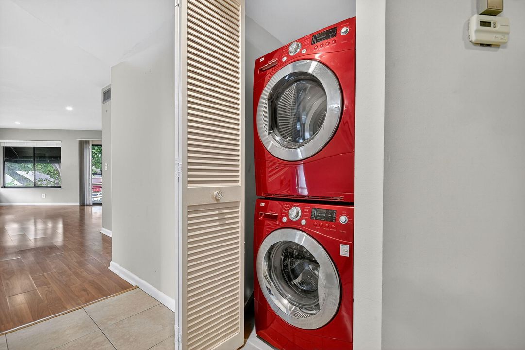 For Sale: $169,900 (2 beds, 2 baths, 1100 Square Feet)