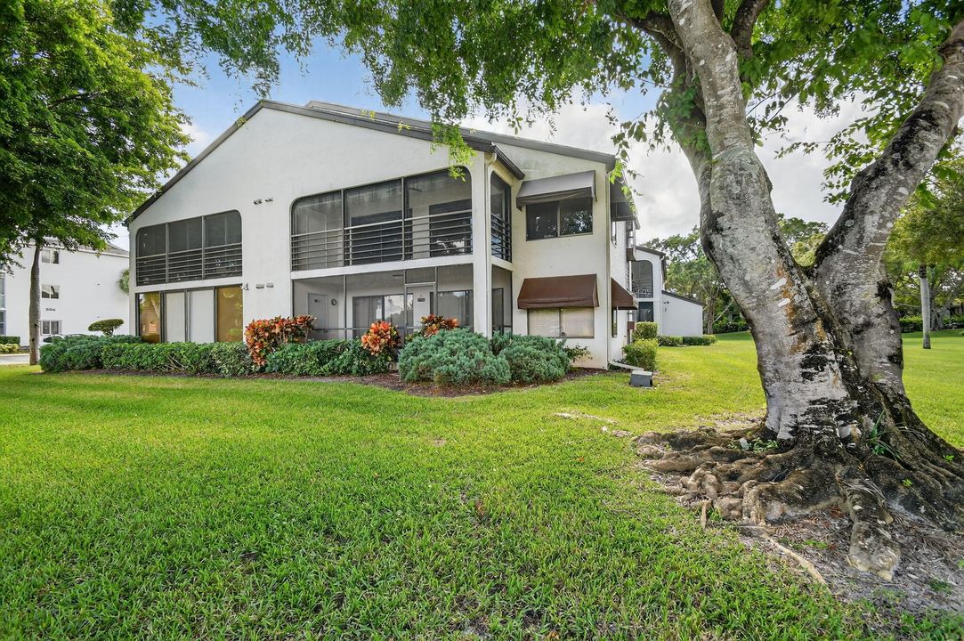 For Sale: $169,900 (2 beds, 2 baths, 1100 Square Feet)