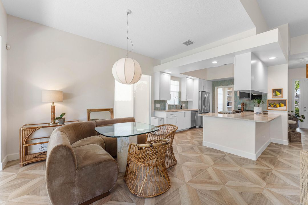 Под контрактом: $8,000 (3 спален, 3 ванн, 2001 Квадратных фут)