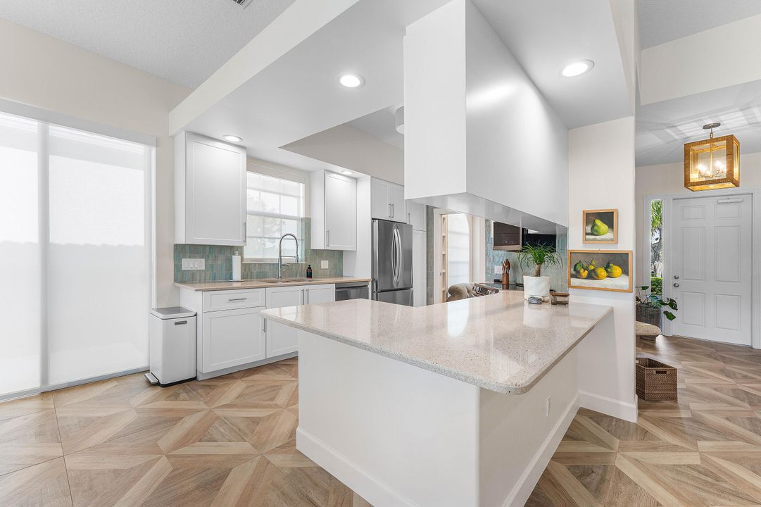 Под контрактом: $8,000 (3 спален, 3 ванн, 2001 Квадратных фут)