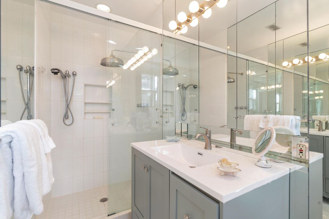 Под контрактом: $1,695,000 (2 спален, 2 ванн, 765 Квадратных фут)