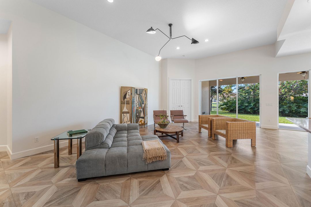 Под контрактом: $8,000 (3 спален, 3 ванн, 2001 Квадратных фут)